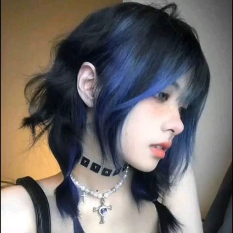 Half Colored Hair Short, Black Hair Blue Tips, Black Hair With Blue Highlights, Blue Tips Hair, Indigo Hair, Short Blue Hair, Blue Hair Highlights, Half Dyed Hair, Short Dyed Hair