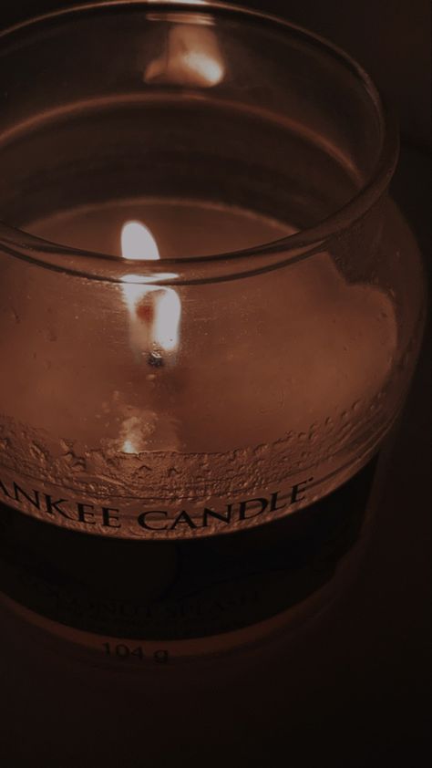 Yankee candle al cocco Caoimhe Core, Yankee Candle Aesthetic, Candles Aesthetic Bedroom, Candles Yankee, Chill Aesthetic, Aesthetic Candles, Candle Aesthetic, Aesthetic Home, Home Room