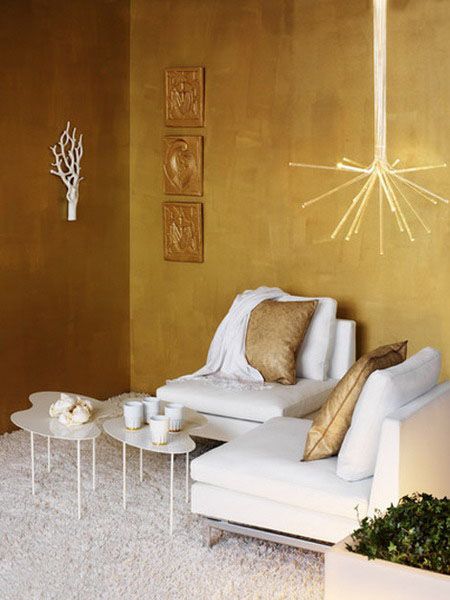 golden yellow paint, modern wallpaper and cushion fabric Gold Living Room Walls, Stylish Bedroom Decor, Glamorous Interiors, Golden Decor, Colorful Interior Design, Modern Room Decor, Modern Interior Decor, Modern Bedroom Decor, Gold Walls