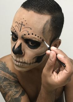 dia de los muertos makeup man Mens Halloween Makeup, Muertos Makeup, Halloween Beard, Make Up Gold, Face Painting Tutorials, Horror Make-up, Man Beard, Cute Halloween Makeup, Sugar Skull Makeup