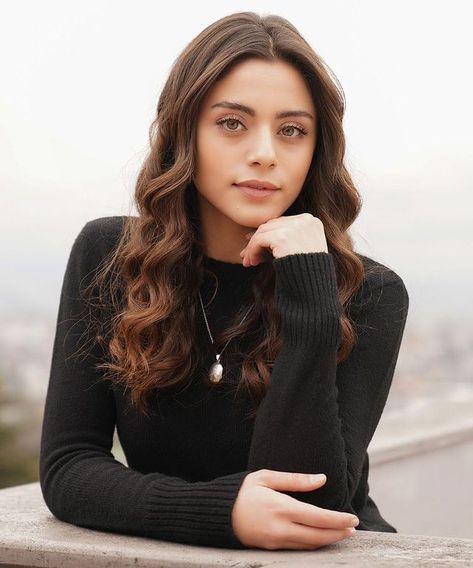 Sila Turkoglu was born in 18 April 1999 in Izmir. She made her debut with her role as Alev at Turkish series Aglama Anne when she was 19 years old Turkey Girl, Turkey Actress, 19 Years Old, Turkish Actress, Keeping Secrets, Black And White Picture Wall, Turkish Actresses, Turkish Drama, Turkish Women Beautiful