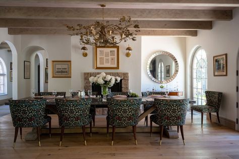 Romantic British textiles meet western charm in this Wyoming retreat. Designer Emily Janak had wanted to use this particular Morris & Co. fabric for a while, “but was waiting for the right application.” The whimsical pattern of these upholstered chairs steals the show in the dining room. Discover all the design surprises at this Jackson Hole, Wyoming, home at the link in our bio. — Interior design by Emily Janak Interiors (@emilyjanakinteriors) Architecture by Northworks Architecture (@north... Veranda Magazine, Heirloom Furniture, European Farmhouse, Jackson Hole Wyoming, Nature Inspired Decor, Globe Pendant Light, Western Homes, Atlanta Homes, The Dining Room