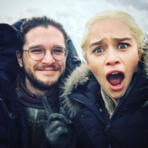 Emilia Clarke Daenerys, Lannister Aesthetic, Game Of Thrones Set, Jon Snow And Daenerys, Game Of Thrones Cast, Rose Leslie, Kit Harrington, Fire And Blood, Game Of Thrones Funny