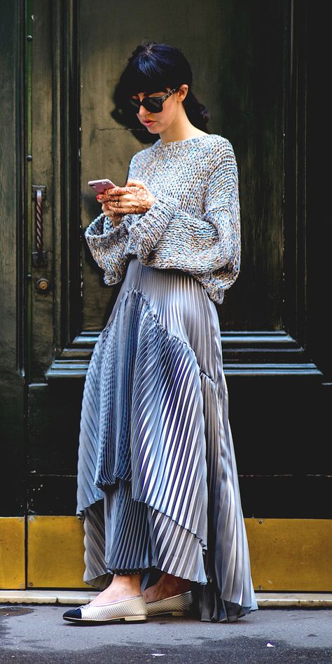 Long Pleated Skirt Street Style, Pleats Please Street Style, Long Pleated Skirt Outfit Casual, Maxi Skirt Street Style, Pleated Skirt Outfit Casual, Pleated Skirt Street Style, Long Pleated Skirt Outfit, Spring Maxi Skirt Outfit, Pleated Maxi Skirt Outfit