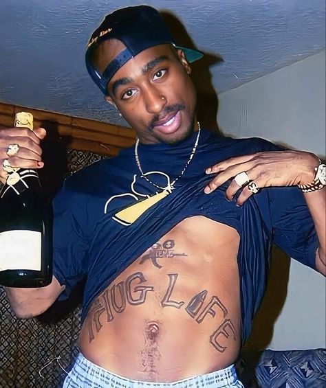 Tupac Photos, 90s Rappers Aesthetic, Tupac Makaveli, Tupac Wallpaper, 90s Rappers, Looks Hip Hop, Tupac Pictures, Hip Hop Classics, Hip Hop Poster