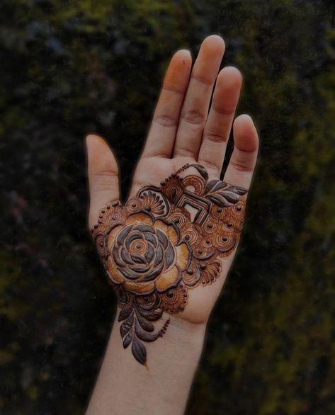 Mehndi Art Designs Front, Short Mehndi Design, Front Mehndi Design, Palm Mehndi Design, Henna Tattoo Designs Hand, Legs Mehndi Design, Rose Mehndi Designs, Very Simple Mehndi Designs, Simple Mehndi Designs Fingers