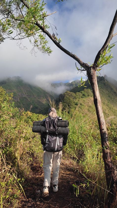 Ootd Hiking, Banda Neira, Andong, Hiking Photos, Montana Travel, Dancing In The Kitchen, Bff Poses, Camping Style, Hiking Aesthetic