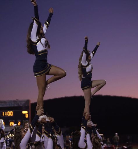 Cheer Photo Poses, Cheer Photo, Cheerleading Quotes, Cheerleading Photos, Cute Cheer Pictures, Corps Idéal, High School Cheer, Cheer Workouts, Cheers Photo