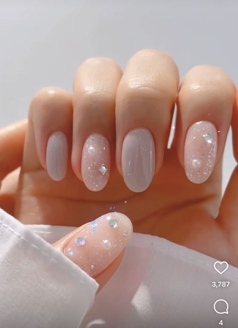 Blush And Pearls Nails, Korean Nails With Pearls, Korean Nails Pearls, Korean Oval Nails, Korean Bridal Nails, Korean Nail Art Wedding, Korean Summer Nail Art, Korean Pearl Nails, Dewdrop Nails