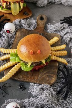 Halloween Spooky Dinner Ideas, Halloween Burger Ideas, Halloween Food Main Course, Toddler Halloween Food, Halloween Hamburgers, Halloween Savory Snacks, Halloween Savory Food, Halloween Foods For Kids, Halloween Burgers