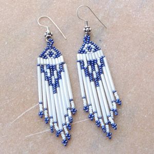 JEWELRY MAKING & BEADING FOR DUMMIES #SeedBeadTutorials Indigenous Earrings, Seed Bead Bracelets Tutorials, Beaded Earrings Native, Native American Beaded Earrings, Beaded Bracelets Tutorial, Handmade Earrings Beaded, Seed Bead Tutorial, Beaded Earrings Patterns, Beaded Bracelet Patterns