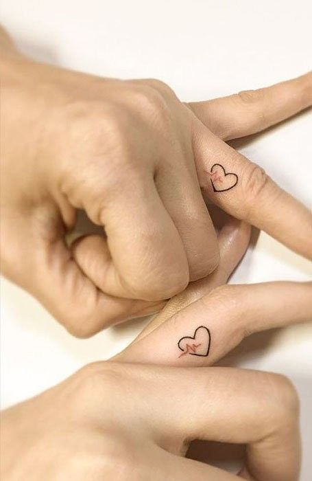 Couple Finger Tattoos, चमत्कारी नायक, Finger Tattoos For Couples, Tato Jari, Small Couple Tattoos, Cute Couple Tattoos, Small Finger Tattoos, Finger Tattoo For Women, Herz Tattoo