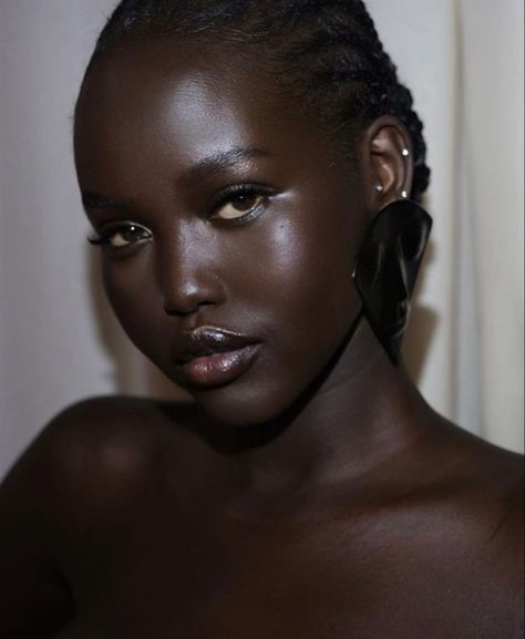 Vs Model Make Up, Dark Feminine Makeup Black Women, Schiaparelli Ss23, Adut Akech, Dark Skin Models, Pretty Dark Skin, Black Queens, Vs Models, Scorpio Moon