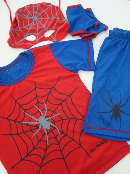 Pijama fantasia do Homem Aranha composto por: 1 camiseta, 1 bermuda, 1 máscara e 1 par de luvas! Confeccionado em algodão, disponível nos tamanhos 6 e 8. Halloween