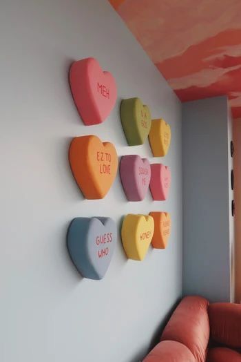 Cute Fun Apartment Ideas, Fun Diy House Decor, Funky Wall Decor Ideas, Random House Decor, Cool House Decor Ideas, Dopamine Room Decor, Cake Home Decor, Wall Decor Funky, Diy Novelty Decor