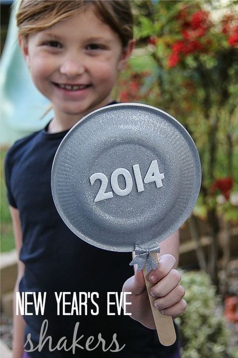 This is a great kid-friendly way to add sparkle to your festivities: use leftover paper plates, some glitter, and rice to create shakers. (But don’t forget the glitter and glue.) These can be displayed in a vase for most of the night and pulled out for the midnight celebration.{found on thecentsiblelife}. Shakers For Kids, Doh Vinci, New Years With Kids, New Year's Eve Crafts, Kids New Years Eve, New Year's Eve Activities, New Years Eve Day, New Years Activities, New Year's Eve Celebrations