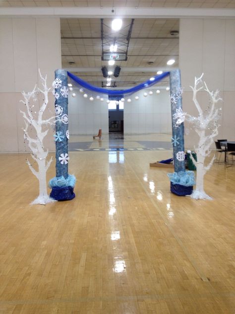 Winter formal decoration High School Winter Ball Decorations, Winter Formal School Dance Decorations, Winterwonder Land Decoration, Winter Dance Ideas School, Winter Carnival Decorations, Winter Wonderland School Dance, Winter Dance Decorations, Snow Ball Dance, Winter Formal Decorations