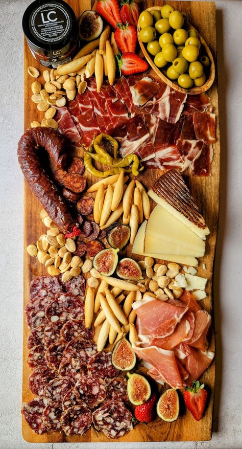 Spanish Style Charcuterie Board, Spanish Grazing Table, Cured Meat Board, Spanish Board Food, Spain Charcuterie Board, Latin Charcuterie Board, Spanish Bbq Ideas, Canned Fish Charcuterie, Tapas Charcuterie Board