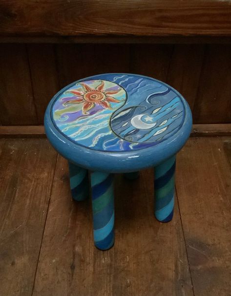 Paint Stools Ideas, Cute Stool Painting Ideas, Stool Painting Ideas, Table Painting Ideas, Hand Painted Stools, Mounted Candle Holders, Stool Ideas, Table Painting, Hand Painted Chairs