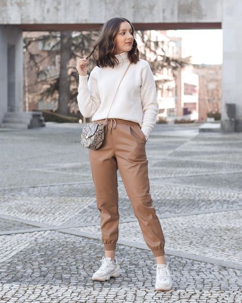 Beige Leather Joggers Outfit, Brown Joggers Outfit, Leather Trousers Outfit, Revamp Clothes, Outfits Leggins, Look Legging, Winter Pants Outfit, Look Office, Look Casual Chic