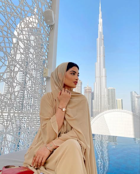 Arab Fashion Modern, Aesthetic Outfits Modest, Dubai Abaya Fashion, Hijabi Fashion Summer, Dubai Photoshoot, Dubai Outfits, Happy To Be Here, Arabian Women, Modern Womens Fashion