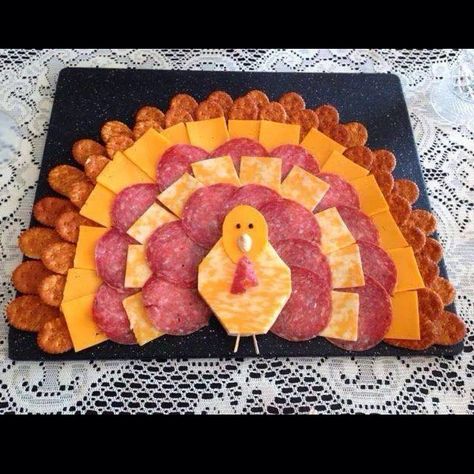 Turkey shaped pepperoni and cheese tray! So cute. Turkey Cheese Tray, Meat And Cheese Tray, Thanksgiving Snacks, Thanksgiving 2020, Turkey Cheese, Turkey Meat, Thanksgiving Treats, Cheese Tray, Thanksgiving Appetizers