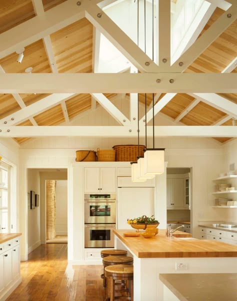 30 Stunning interior living spaces with exposed ceiling trusses Beams Ceiling Lighting, Open Truss Ceiling, Truss Ceiling, Beams Ceiling, Vaulted Ceiling Lighting, Exposed Trusses, Exposed Beams Ceiling, Exposed Ceiling, Beam Ceiling