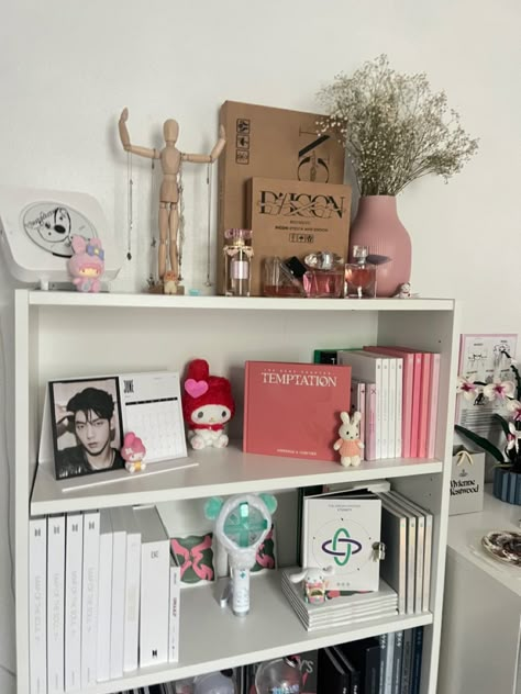 Room Ideas Shelf Aesthetic, Cute Bookshelves Bedrooms, Subtle Kpop Room, Twin Room Ideas, Kpop Room Aesthetic, Album Shelf, It Girl Bedroom, Bookshelf Inspo, Kpop Shelf