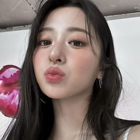 Yunjin Makeup, Lesserafim Yunjin Icons, Yunjin Icons, Yunjin Kim, American Makeup, Le Sserafim Yunjin, Lesserafim Yunjin, Yunjin Icon, Make Up Inspo