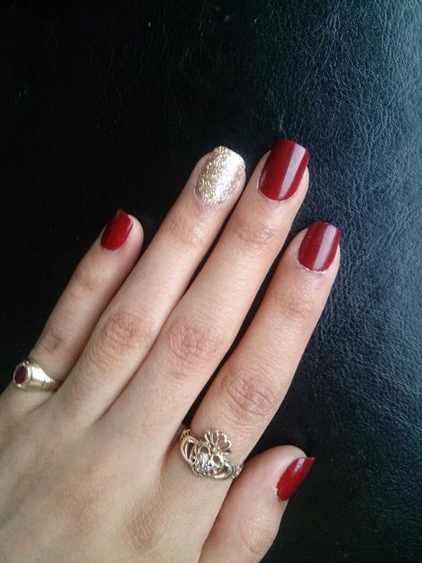 Red And Gold Short Nails, Red Blue Gold Nails, Garnet And Gold Nails, Gold Nails With Red Accent, Red Nails With Gold Accent Nail, Red An Gold Nails, Dark Red Nails Gold Accent, Red And Gold Christmas Nails, Red Snd Gold Nails Acrylic