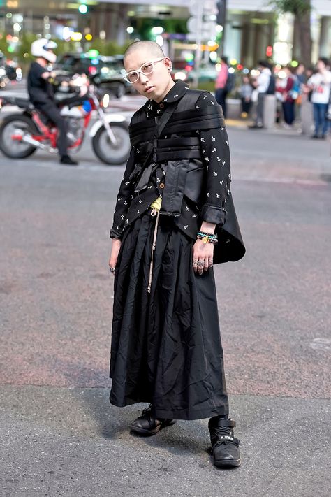 avant-garde style ... Takashi, student at a fashion university | 20 June 2017 | #Fashion #Harajuku (原宿) #Shibuya (渋谷) #Tokyo (東京) Japanese Avant Garde Fashion, Avant Garde Fashion Street, Japanese Avant Garde, Cutout Pants, Porter Bag, Casual Attire For Women, Fashion Student, Tokyo Fashion, Avant Garde Fashion