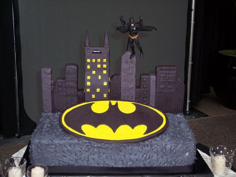 Batman Groom's Cake - Groom's cake for 80.  Wedding in Nashville TN so city-scape is designed to kinda match the Nashville skyline, mainly the AT&T/Batman Building in the center. Batman Grooms Cake, Batman Building, Batman Wedding, Superhero Wedding, Batman Cake, Nashville Skyline, Last Minute Wedding, 3d Cakes, City Scape