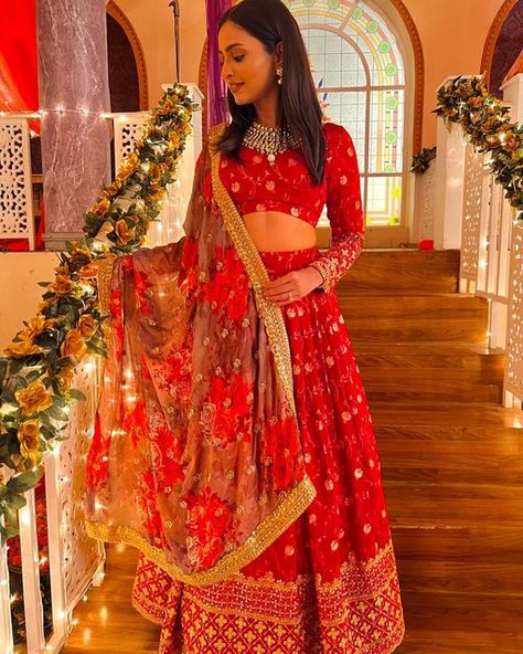 Aarohi Yrkkh, Karishma Sawant, Mehendi Dresses, Gown Party Wear, Pranali Rathod, Arabian Beauty Women, Red Wedding Dresses, Glamour Photo, Beautiful Photoshoot