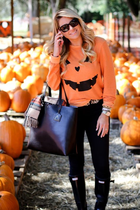 Grownup Halloween Costume. Pumpkin Sweatshirt. Wildfox. Hunter boots. Casual Halloween Outfits, Casual Halloween, Pumpkin Patch Outfit, Black Halloween Dress, Halloween Tattoo, Outfit Halloween, Halloween Costume Shop, Pumpkin Sweatshirts, Braut Make-up