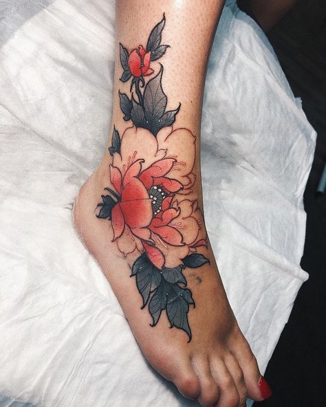 15 Gorgeous Peony Tattoo Ideas and Meanings Tattoo Ideas And Meanings, Japanese Peony Tattoo, Peony Tattoo, Geniale Tattoos, Peonies Tattoo, Tattoo Desings, Large Tattoos, Foot Tattoo, Black Ink Tattoos