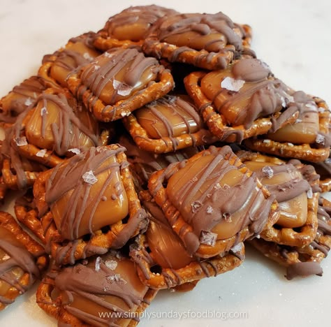 Salted Caramel Pretzel Snaps - Simply Sundays Pretzel Snaps, Salted Caramel Pretzels, Chocolate Caramel Pretzels, Pretzel Snacks, Pretzel Treats, Caramel Pretzels, Candy Recipes Homemade, Christmas Candy Recipes, Chocolate Pretzels