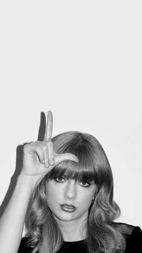 Estilo Taylor Swift, Taylor Swift Posters, Taylor Swift Videos, Taylor Swift Wallpaper, Swift 3, Taylor Swift Songs, Long Live Taylor Swift, Black And White Posters, Live Taylor