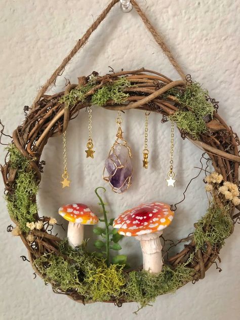 Amethyst Mushroom, Julkransar Diy, Mushroom Wreath, Mushroom Crafts, Witchy Crafts, Mushroom Decor, Cute Bedroom Decor, Diy Crafts To Do, Handmade Wreaths