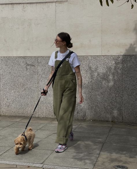 Simple outfit, spring outfit, summer outfit, fall outfit, overalls, new balance, outfit ideas, outfit inspo, low bun, hair inspo, cute outfit Green Overalls Outfits, Salopette Outfit, Overalls Outfit Aesthetic, Black Overalls Outfit, Overalls Outfit Summer, Chloe Hayward, Dungaree Outfit, Overalls Outfits, Green Overalls