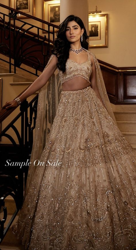 Desi Reception Outfit, Golden Lehenga Brides Receptions, Wedding Dress For Groom Sister, Golden Lehenga Color Combos, Mehndi Night Outfit, Copper Lehenga, Simple Lengha, Manish Malhotra Lehenga, Chammak Challo