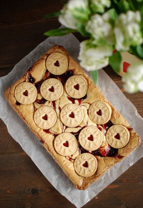 A rich and creamy blondie, swirled with sticky strawberry jam and topped with my very favourite biscuit, all hail the Jammy Dodger white chocolate blondies Jammy Dodger Blondies, Jammy Dodger Cake, Traybake Recipes, Blondie Recipes, Blonde Brownies, Jammy Dodgers, Chocolate Blondies, White Chocolate Blondies, Nice Recipes