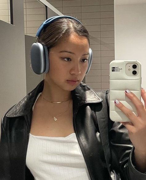 Apple Max Headphones Aesthetic, Airpod Max Aesthetic Outfit, Apple Airpods Max Aesthetic Outfits, Airpod Max Headphone Outfit, Airpods Max Aesthetic Outfit, Girl With Headphones Aesthetic, Airpod Max Headphone Aesthetic, Headphones Outfit Aesthetic, Apple Headphones Outfit