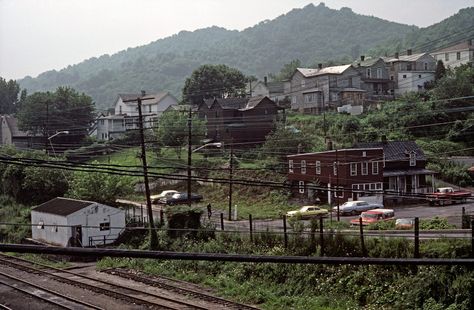 A new account challenges our notion of how the people of Appalachia “acquired civilization and then lost it.” Rural Appalachia Aesthetic, Southern Appalachia Aesthetic, Appalachia Gothic, Gothic Appalachia, Appalachia Core, Small Town Layout, Tennessee Appalachia, Appalachia Aesthetic, Rural Appalachia