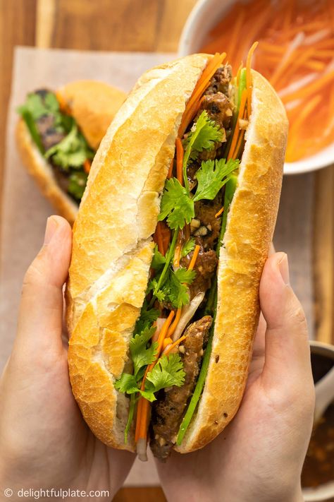 Vietnamese Beef Banh Mi Nem Nuong, Banh Mi Recipe, Vietnamese Sandwich, Bahn Mi, Banh Mi Sandwich, Viet Food, God Mad, Pork Sandwich, Pickled Veggies