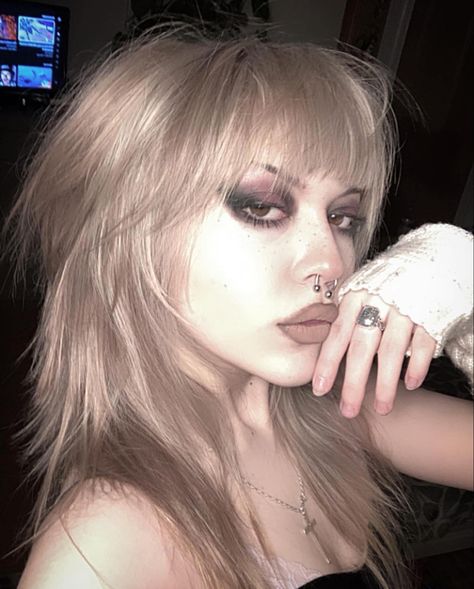 Winter Grunge Makeup, Grunge Makeup No Lashes, Goth Makeup For Blondes, Brown Alt Makeup, Heavy Grunge Makeup, Messy 90s Grunge Makeup, Grunge 2000s Makeup, 90s Alt Makeup, Goth With Brown Hair