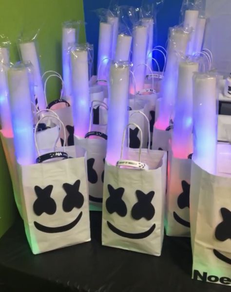 Marshmallow Dj Birthday Party Ideas, Fortnite Birthday Goodie Bags, Fortnite Candy Bags, Fortnite Party Favors Ideas, Fortnite Birthday Party Favors, Fortnite Marshmello Party Ideas, Fortnite Goodie Bags, Fortnite Goody Bag Ideas, Fortnite Party Ideas Decorations