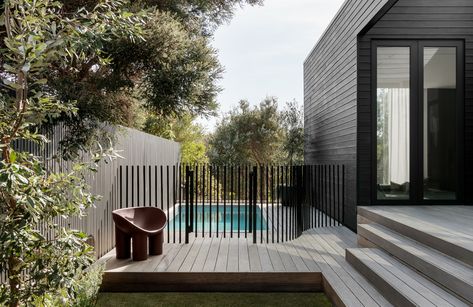 Manna Made, Blairgowrie House (Plungie Original) Above Ground Pool Australia, Plungie Original Pool, Pool Fencing Ideas Australia, Plungie Original, Pool Sitting Area Ideas, Pool Area Ideas Australia, Pool Fence Ideas Australia, Alfresco Ideas Australia, Curved Fence