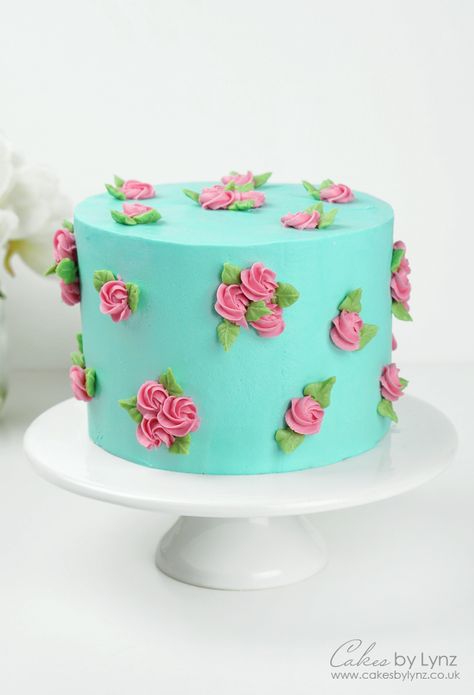 Learn how to make a Buttercream Rose Flower Cake with this free video tutorial – Cakes by Lynz  #buttercream #cake #cakedecorating #buttercreamrose #buttercreamswirl Mini Rosette Cake, Round Cake Designs, Buttercream Leaves, Cake Decorating Roses, Rose Cake Decorating, Spring Cake Designs, Rose Flower Cake, Buttercream Rose Cake, Teal Cake