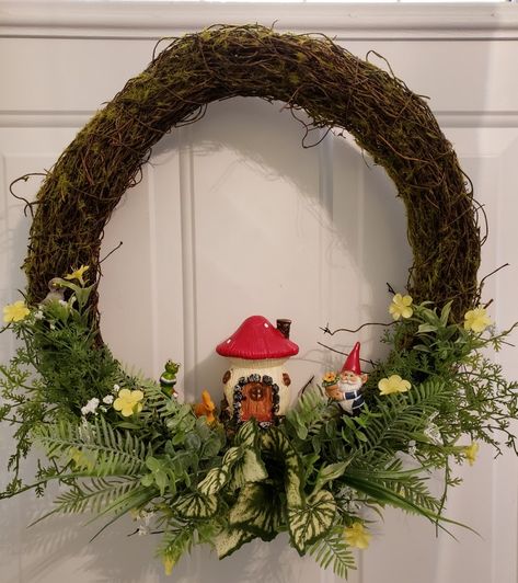 I made this Fairy Garden wreath myself. I think it turned out really cute! Fairy Door Wreath, Fairy Wreath Diy, Fairy Garden Wreath Ideas, Fairy Wreath Ideas, Dollar Tree Fairy Garden Ideas, Hobbit Home Aesthetic, Fairy Garden Wreath, Cottagecore Wreath, Garden Ornaments Diy