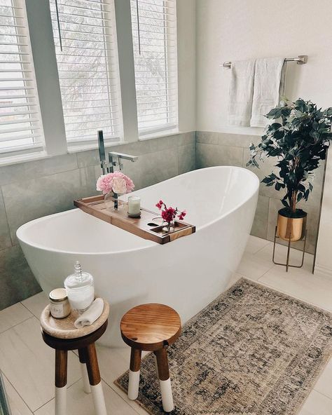 Freestanding Bathtub Decor, Master Bath Decor Ideas, Tub Decorating Ideas, Stand Alone Bath Tub, Bathroom Staging, Free Standing Bathtub, Stand Alone Bathtubs, Bathtub Storage, Standing Bathtub